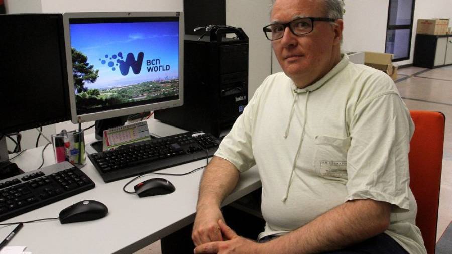 El profesor Robert Casadevall, con un logo de BCN World de fondo de pantalla. Foto: Lluís Milián
