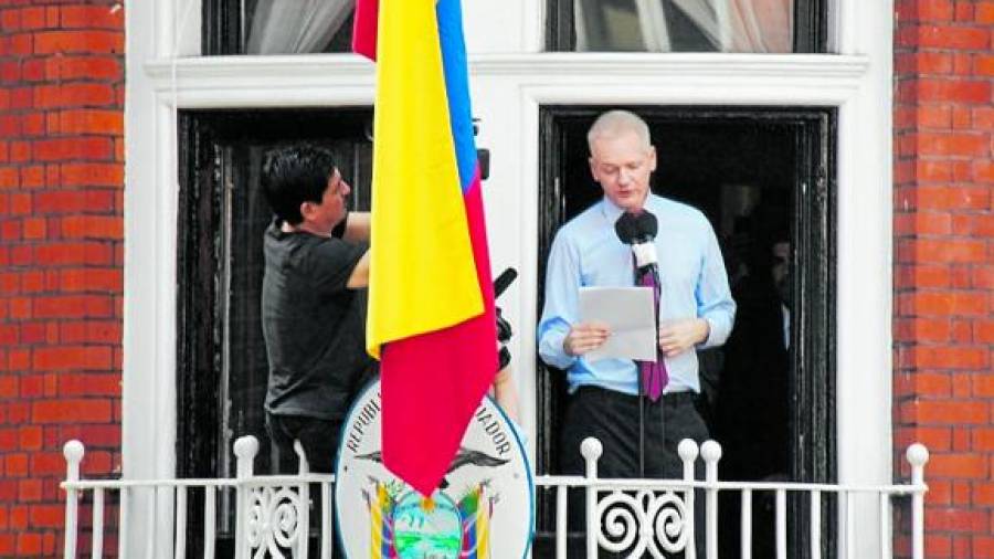 Julian Assange, en una intervenciÃ³n pÃºblica desde la embajada de Ecuador en Londres. FOTO: ACN