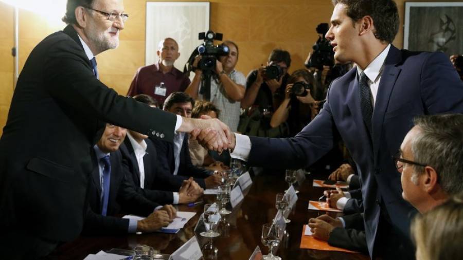 Mariano Rajoy y Albert Rivera rubrican el pacto alcanzado ayer.