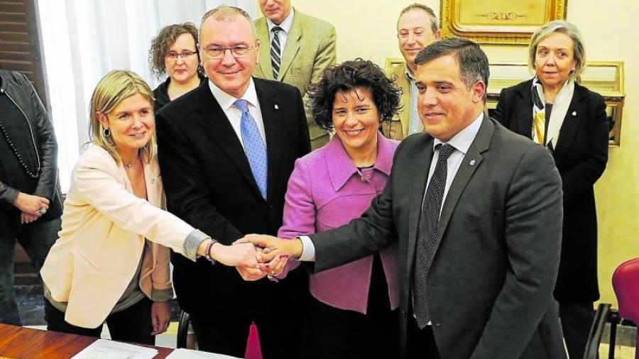 Imatge de l'acte de presentació del nou acord de govern a la sala Evarist Fàbregas. : Pere Ferré