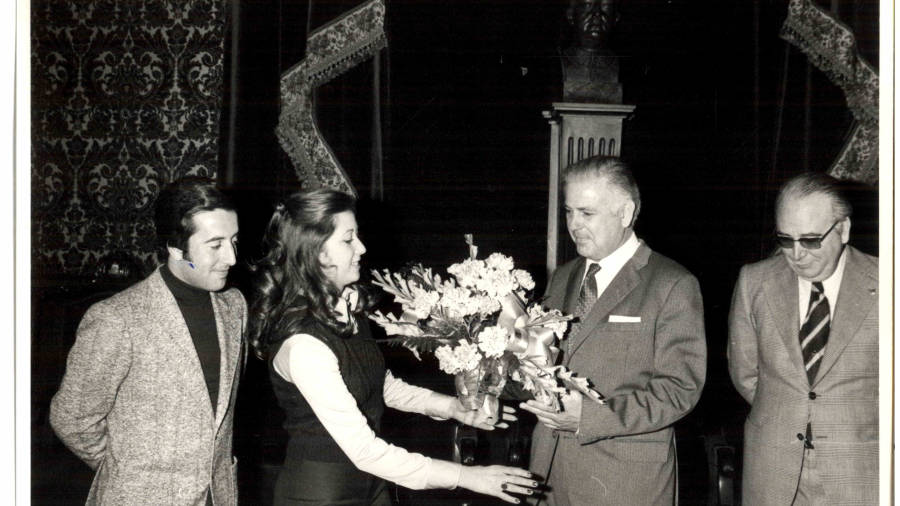 1975. Celia Bravo Morillas y Manuel Amate Salvador son recibidos por el alcalde, Ricardo Vilar Guix, en el sal&oacute;n de plenos del ayuntamiento.