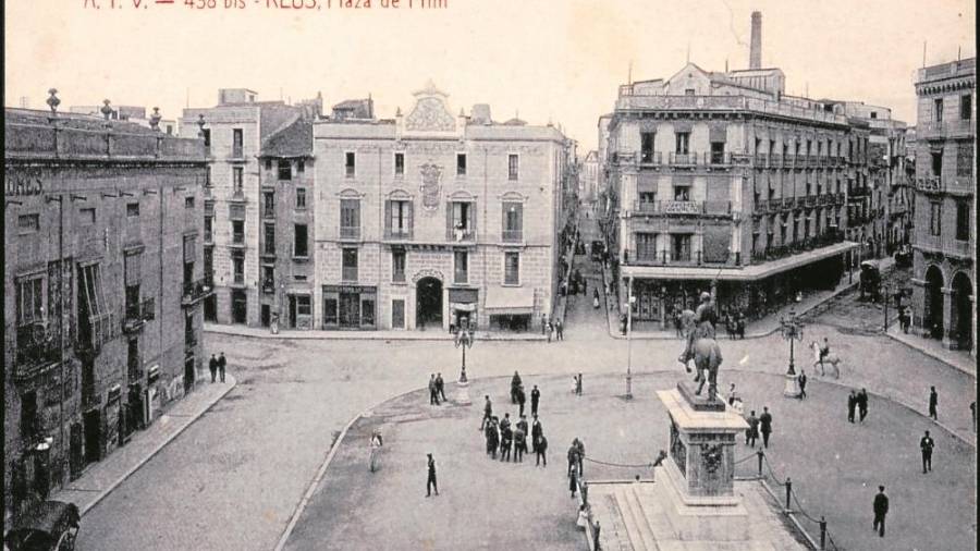 Aspecte de la plaça de Prim a principis del segle XX. FOTO: Arxiu