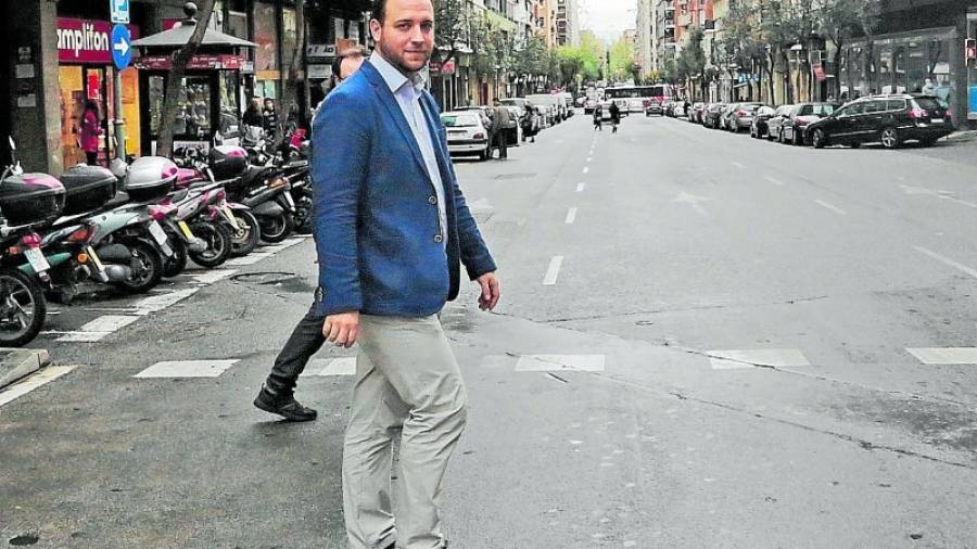 Albert Puñet, el pasado viernes, cruzando un paso de peatones de la calle Prat de la Riba. Foto: Lluís Milián