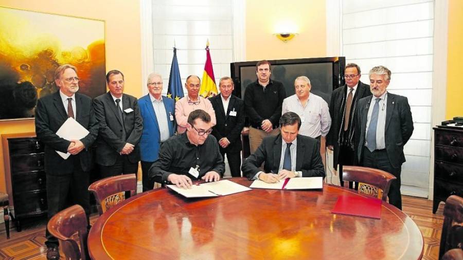 Signatura del protocol d´actuació entre el Ministeri de l´Interior i l´AMAC. Foto:MINISTERI D´INTERIOR