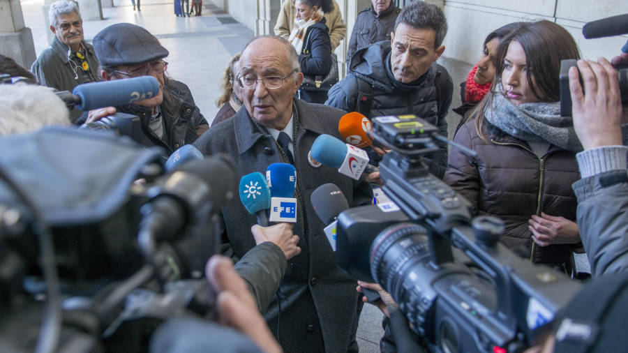 El abuelo de Marta del Castillo a las puertas de los juzgados de Sevilla, el pasado enero. FOTO: EFE