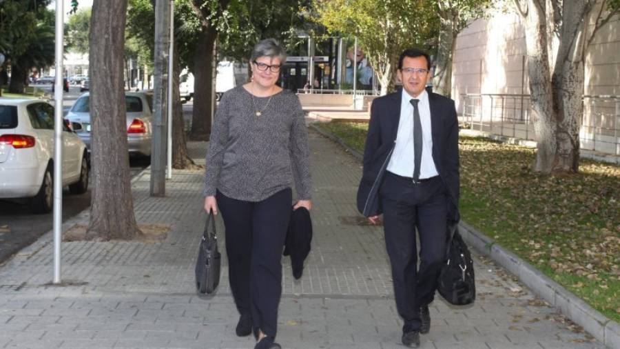 Ester Ventura, acompañada de su abogado, entrando en los juzgados el pasado mes de octubre. Foto: Alba Mariné / DT