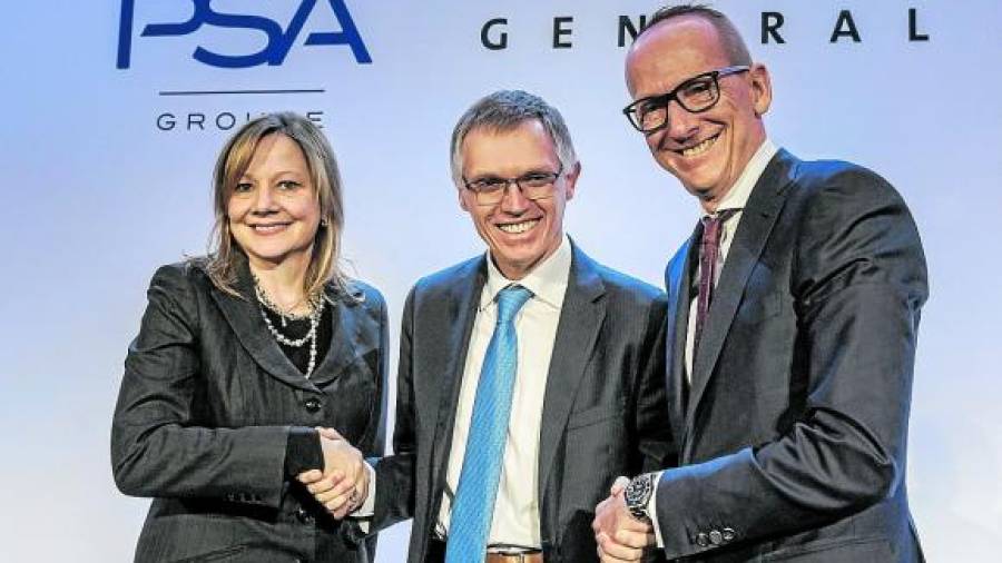 Los responsables de General Motors, PSA Peugeot CitroÃ«n y Opel se dan la mano en la rueda de prensa. FOTO: C. PETIT