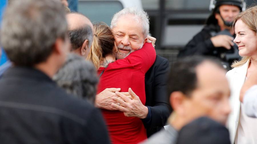 El expresidente brasileño Luiz Inácio Lula da Silva, ayer al salir en libertad, en Curitiba. FOTO: HEDESON ALVES/EFE