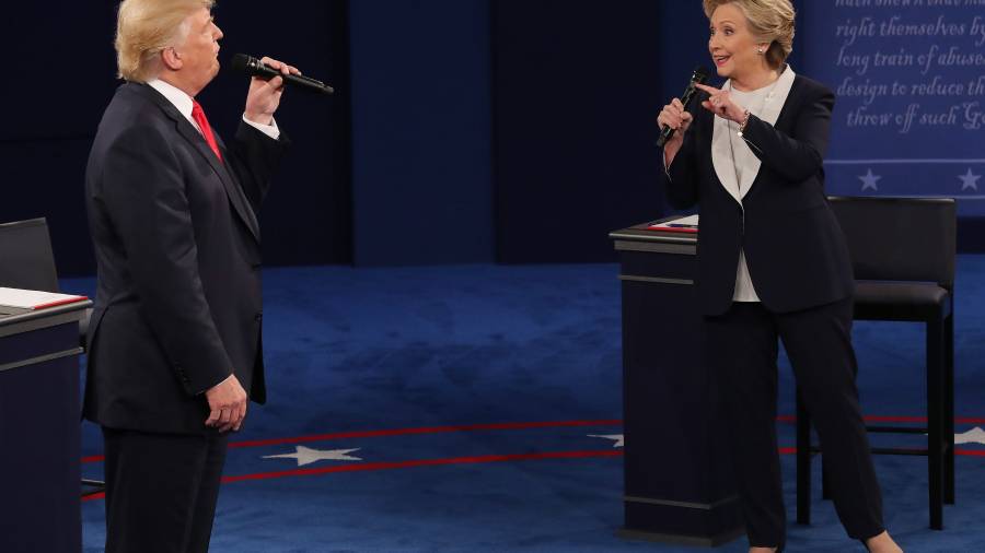 Trump y Clinton, en un momento del cara a cara en el segundo debate televisvo. FOTO: JIM LO SCALZO/EFE