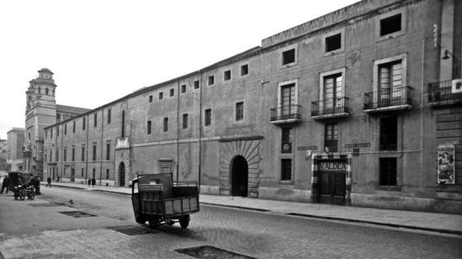 1950. Molta pau i poc tr&agrave;nsit, amb la botiga de Vicente Aldea i l’Hospital. foto: Arxiu &Ograve;scar Piqu&eacute; / Tarragona Antiga