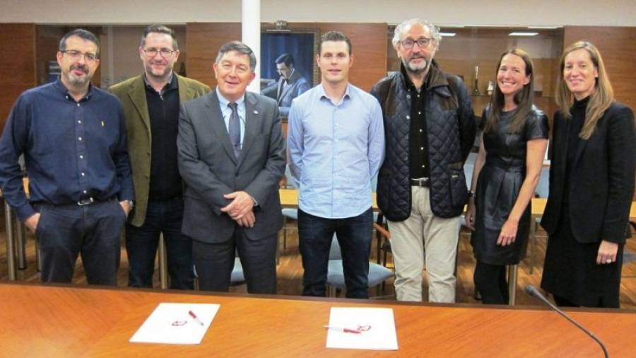 Integrantes de la empresa y responsables de la URV, entre ellosel rector, Josep Anton Ferré (tercero por la izquierda). Foto: dt
