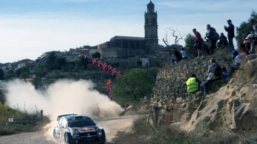 El piloto francés Sébastien Ogier en el tramo de Terra Alta, durante su participación en la segunda etapa de la 51 edición del Rally Racc Cataluña-Costa Daurada. EFE/Jaume Sellart