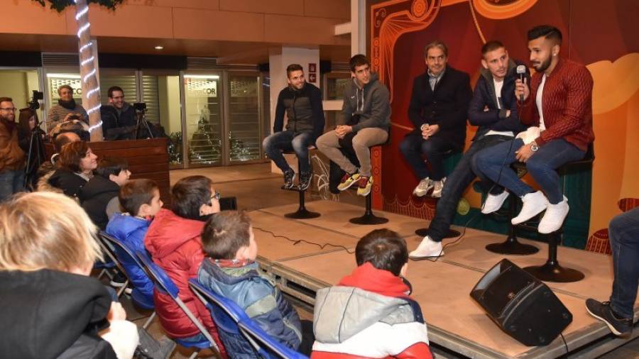 Los jugadores rojinegros y Natxo González han atendido las preguntas de los más pequeños. Foto: Alfredo González
