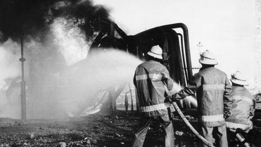 La extinci&oacute;n del incendio fue una labor heroica. Uno de los bombe-ros recuerda que «pese a no saber del todo lo que ten&iacute;amos que ha-cer no tuvimos miedo. Est&aacute;bamos trabajando en el infierno». FOTO: DT