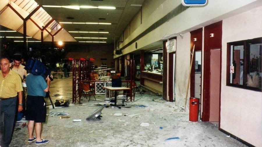 Así quedó el vestíbulo del aeropuerto de Reus por la bomba de ETA en una papelera. Foto: Pere Ferré