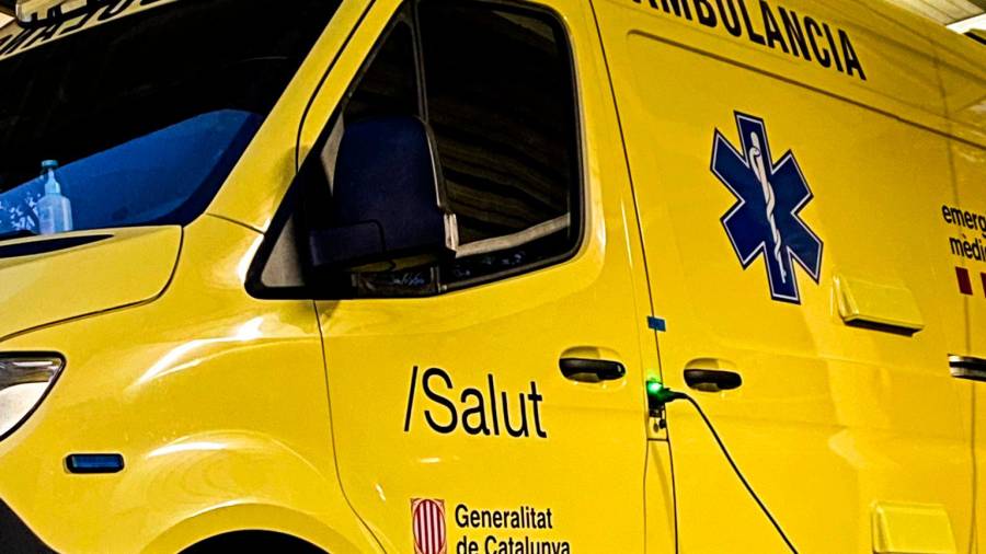 El trabajador de la gasolinera ha sido derivado al hospital Joan XXIII con una ambulancia de emergencias. FOTO: DT