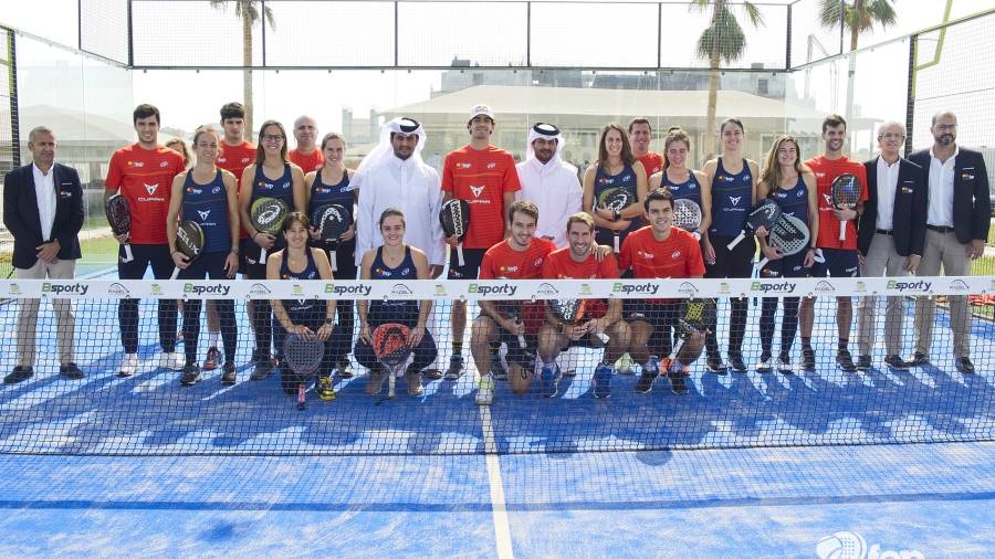 Los equipos femenino y masculino de España, en Qatar. FOTO: FEP
