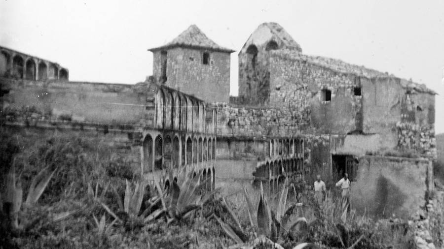 El castillo con el cementerio.