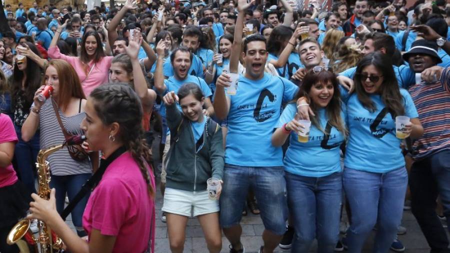 Gent de festa a la Part Alta de Tarragona FOTO: PERE FERRÉ