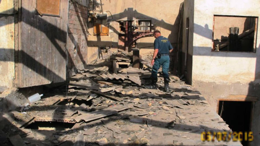 Imagen de los escombros hallados en el edificio. FOTO: Guardia Civil