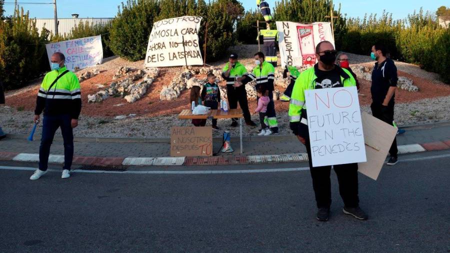 Trabajadores de Saint Gobain protestan contra los despidos.