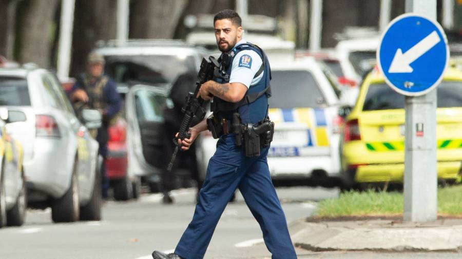 Un polic&iacute;a armado monta guardia despu&eacute;s del ataque. FOTO: EFE