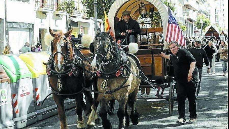Las banderas de Tarragona y Estados Unidos adornando el carruaje con aires de \'western\' construido por Jordi Rovira. Foto: Alba Mariné