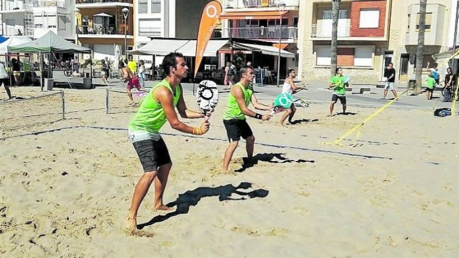 Un instante del campeonato disputado en las diez pistas habilitadas en la playa de Baix a Mar. Foto: dt