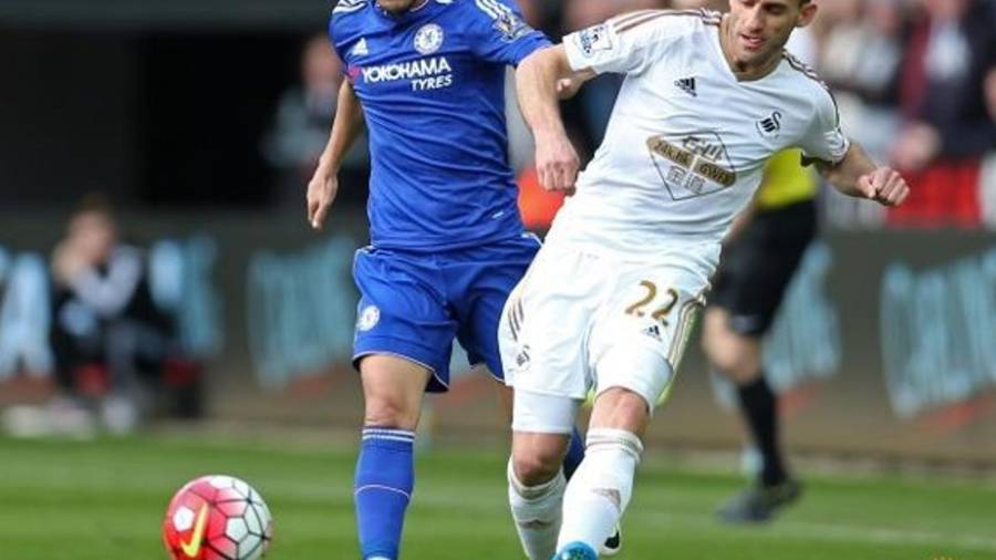 En la imagen el jugador rapitense Àngel Rangel jugando con el Swansea. Foto: cedida