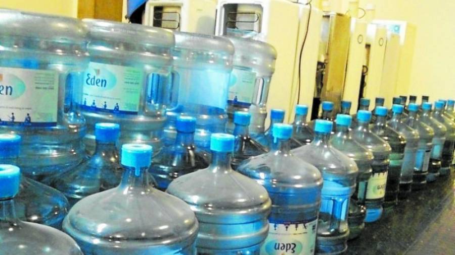 L'empresa Eden Springs va retirar divendres més de 6.000 ampolles d'aigua de les que subministra a empreses i particulars. Foto: DT