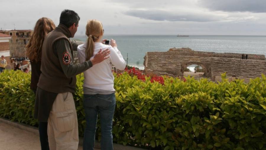Una familia de turistas sacando una foto del Amfiteatre de Tarragona desde el exterior. Foto:dt