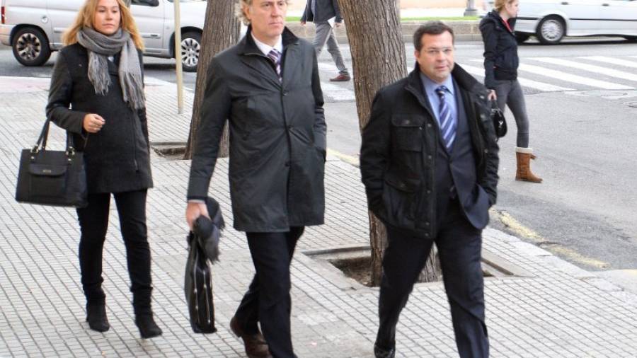 El expresidente del Nàstic Xavier Salvadó a su llegada ayer a los juzgados de Tarragona. Foto: Lluís Milián