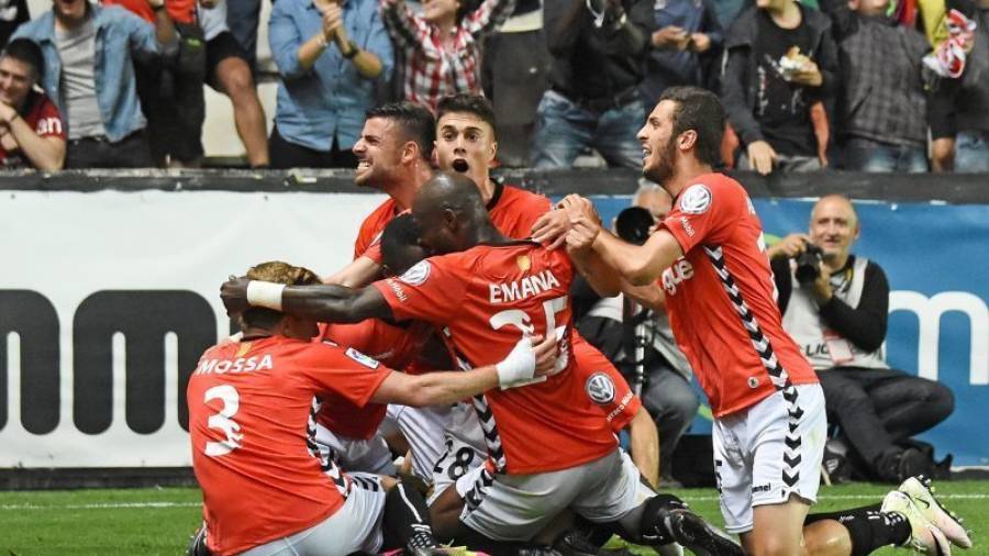 Los jugadores y la afición, festejando el gol de Naranjo que llegó en el minuto 83 de partido ante el Osasuna hace dos semanas. Foto: Alfredo González