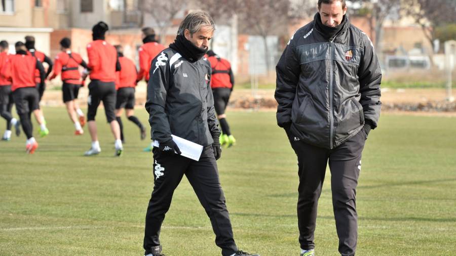 Imagen del técnico rojinegro (i) junto a Marc Sellarès. Foto: CF Reus