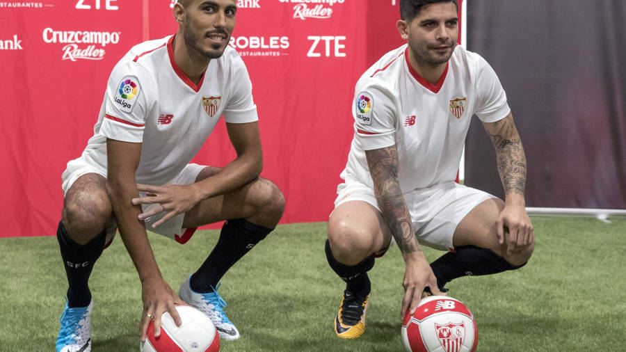 Pizarro y Banega en su presentaci&oacute;n con el Sevilla. Foto: EFE