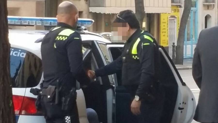 Momento en que el detenido era introducido dentro del vehículo de la Guàrdia Urbana de Tarragona. Foto: Juan González