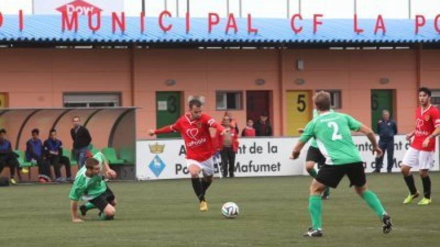 Un jugador de La Pobla conduce la pelota durante uno de los partidos como local de la presente temporada. Foto: Alba Mariné