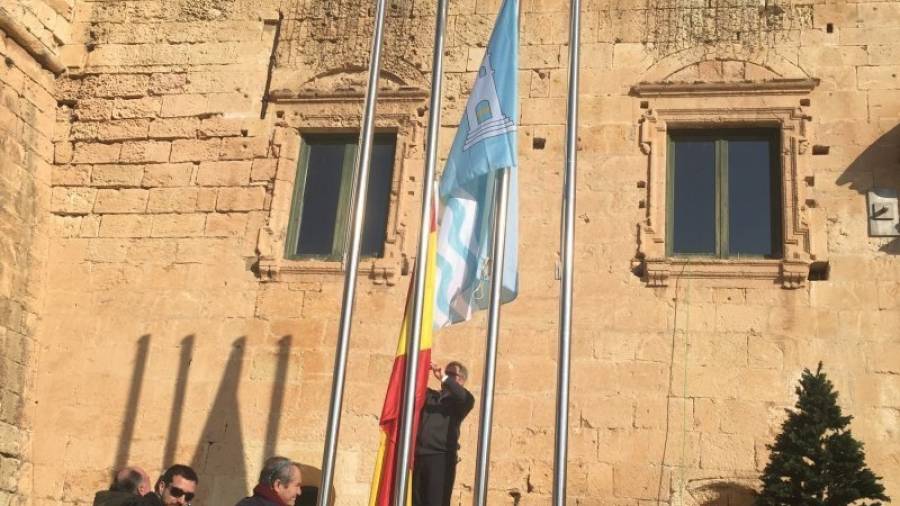 L'alcalde, penjant la bandera. Foto: JMB