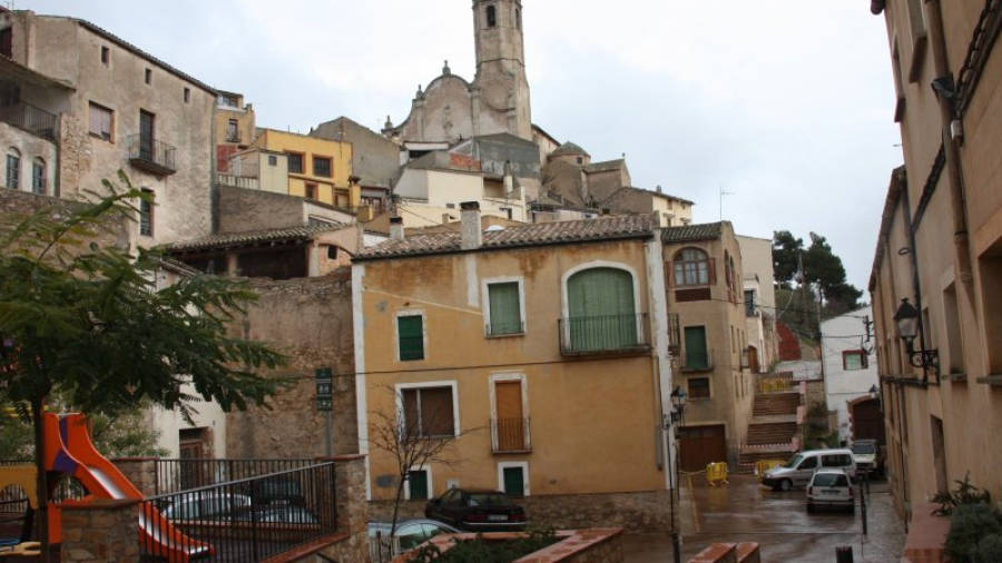 El cases perjudicades per l'esquerda a Barberà de la Conca estan a prop de l'església, que també està afectada.
