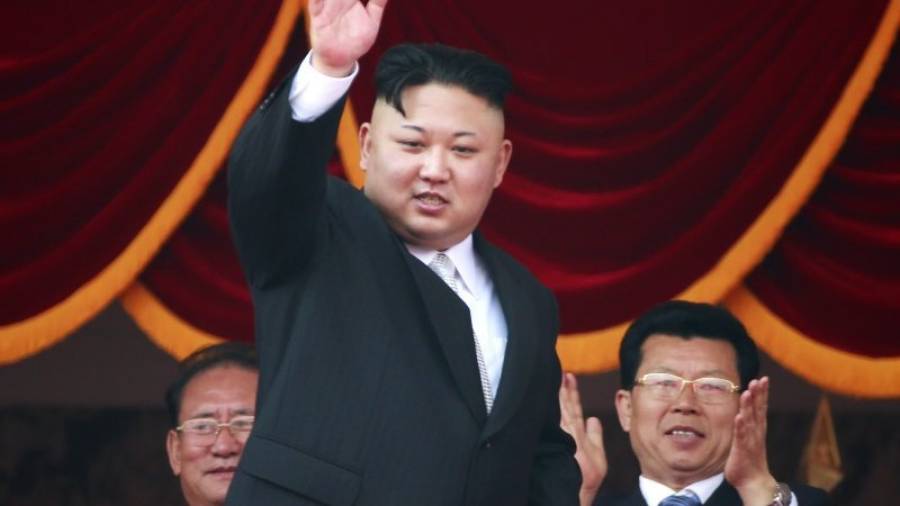 El líder norcoreano Kim-Jong-un saluda desde un balcón durante la festividad del Día del Sol. Foto: EFE