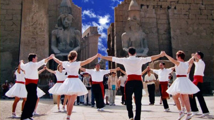 Los Dansaires del Penedès bailan sardanas por todo el mundo.