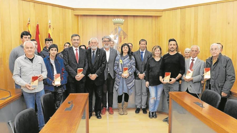 Imatge dels premiats i dels organitzadors i patrocinadors dels premis, lliurats ahir al vespre al Consell Comarcal del Baix Ebre. FOTO: Joan Revillas