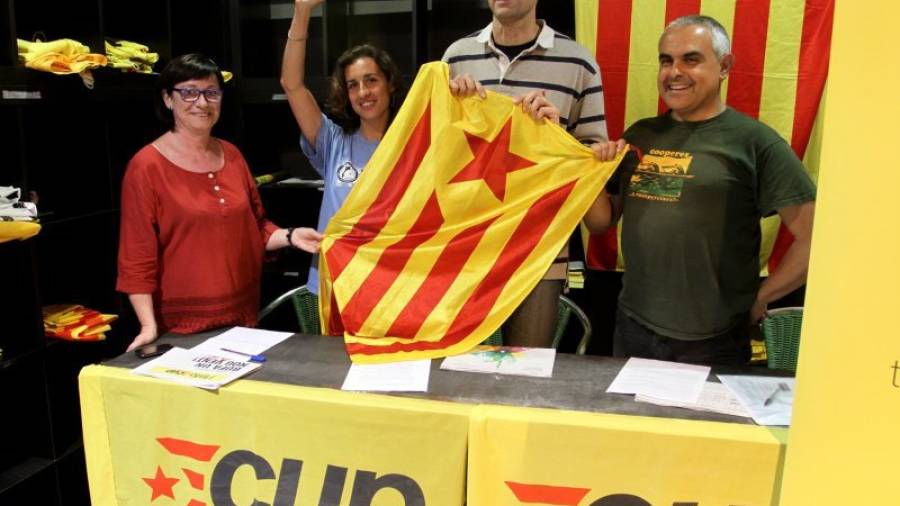 Imagen del acuerdo que firmaron ayer los representantes de la CUP de Tarragona con la Assemblea Nacional Catalana (ANC). Foto: Lluís Milián