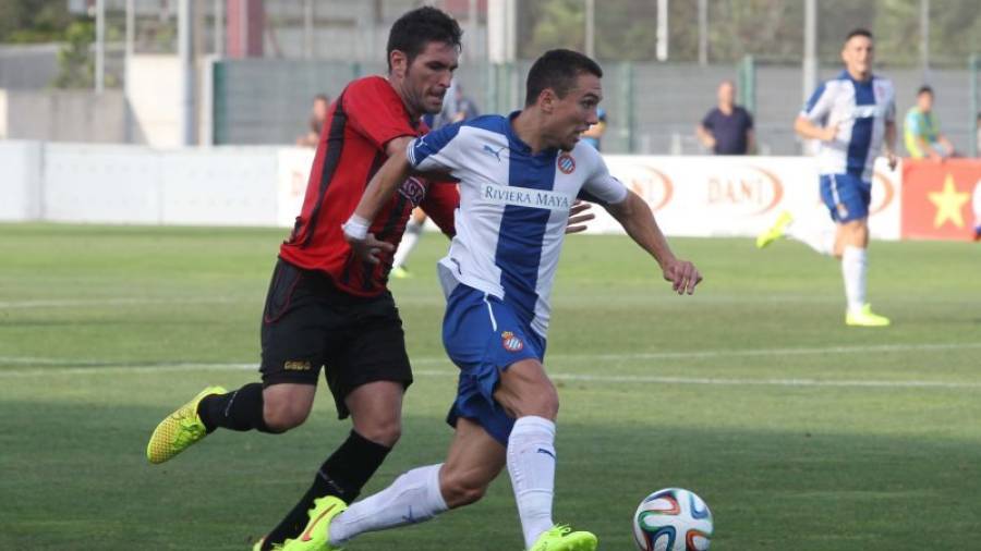 Jaume Delgado persigue a un futbolista del Espanyol B durante un partido de esta temporada. Foto: DT