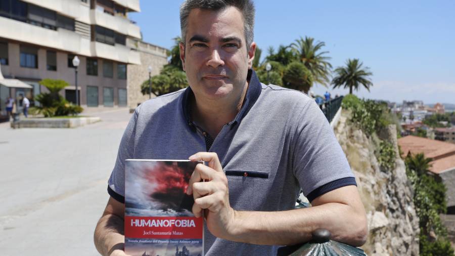 Joel Santamaría con su novela ‘Humanofobia’, una distopía en la Catalunya de 2089.