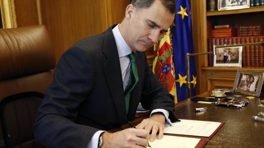 Felipe VI firma la disolución de las Cortes y convoca elecciones generales del 26 de junio. Foto: EFE