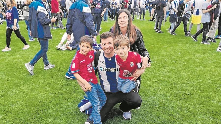 Carlos Albiol, junto a su familia, en el estadio de Cornell&agrave;-El Prat. FOTO: Cedida