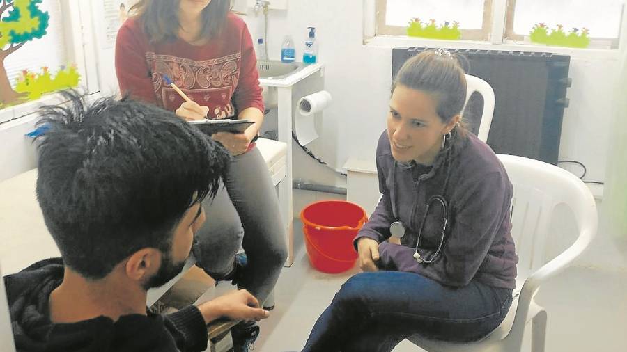 Rosa Bernab&eacute;u (izquierda) e Irene Marsal (derecha), durante una consulta en su voluntariado en Lesbos. FOTO: Cedida. 