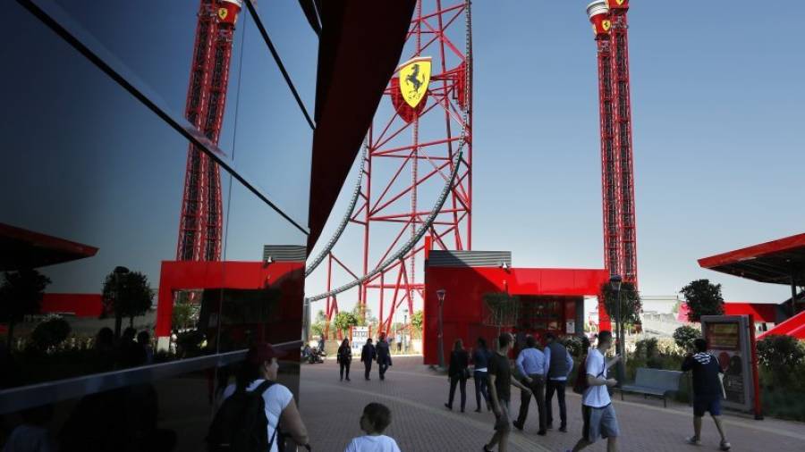 El nuevo parque temático Ferrari Land. Al fondo el acelerador vertical, Red Force, y a la derecha, las Thrill Towers. FOTO: PERE FERRÉ