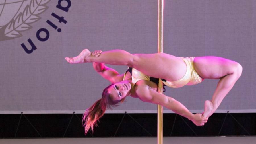 Pole Sport és un esport que combina diverses disciplines amb exercicis acrobàtics amb coreografia en una barra vertical i es valora la força, elasticitat, equilibri i ritme